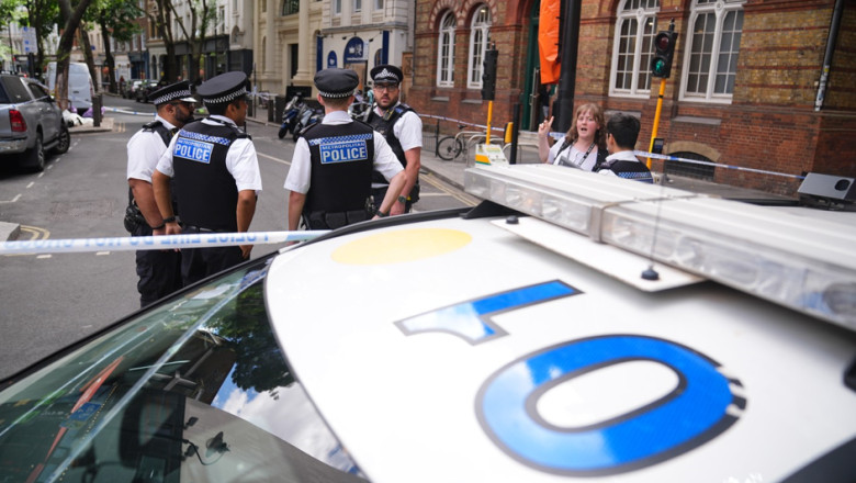 Femeie aruncă înjunghii la Londra, patru bărbaţi înjunghiaţi, agresorul arestat