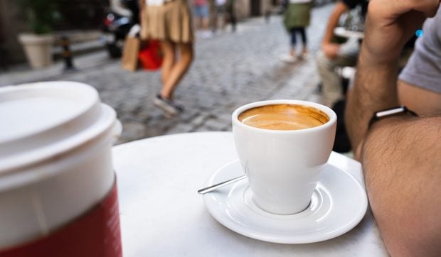 Căci în Italia se bea cafeaua în picioare: de 100 de ani de tradiție