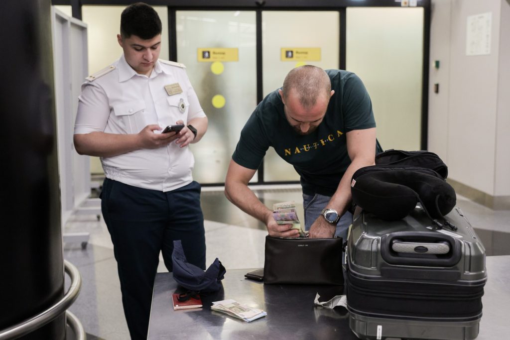 Rușii pot fi opriți la frontieră, iar polițiștii le citesc conversațiile de pe WhatsApp, inclusiv cele șterse: „De ce ai scris că Putin este Hitler?”/ Unii ajung la închisoare