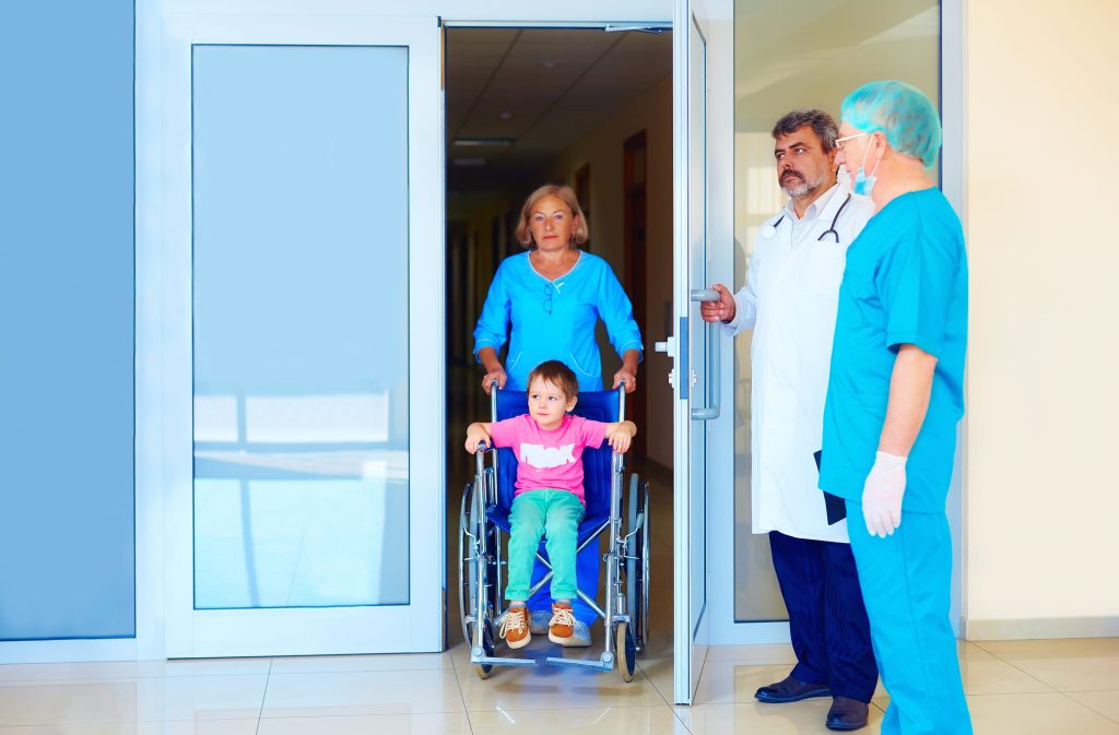 Băiețel de 5 ani, după diagnostic, pleacă acasă după 5 ani în spital