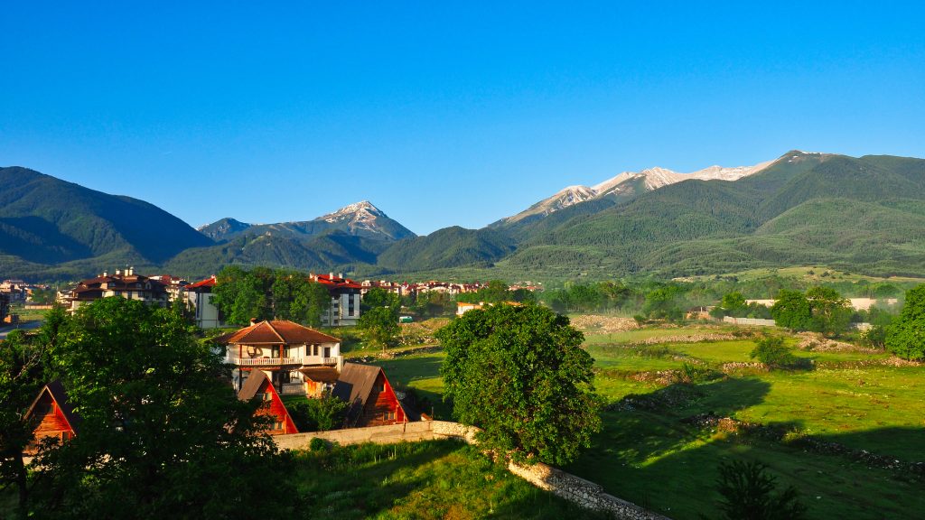 „Nu am absolut niciun interes să mă întorc la birou”. Cum a ajuns un orășel din Bulgaria să atragă nomazi digitali din toată lumea