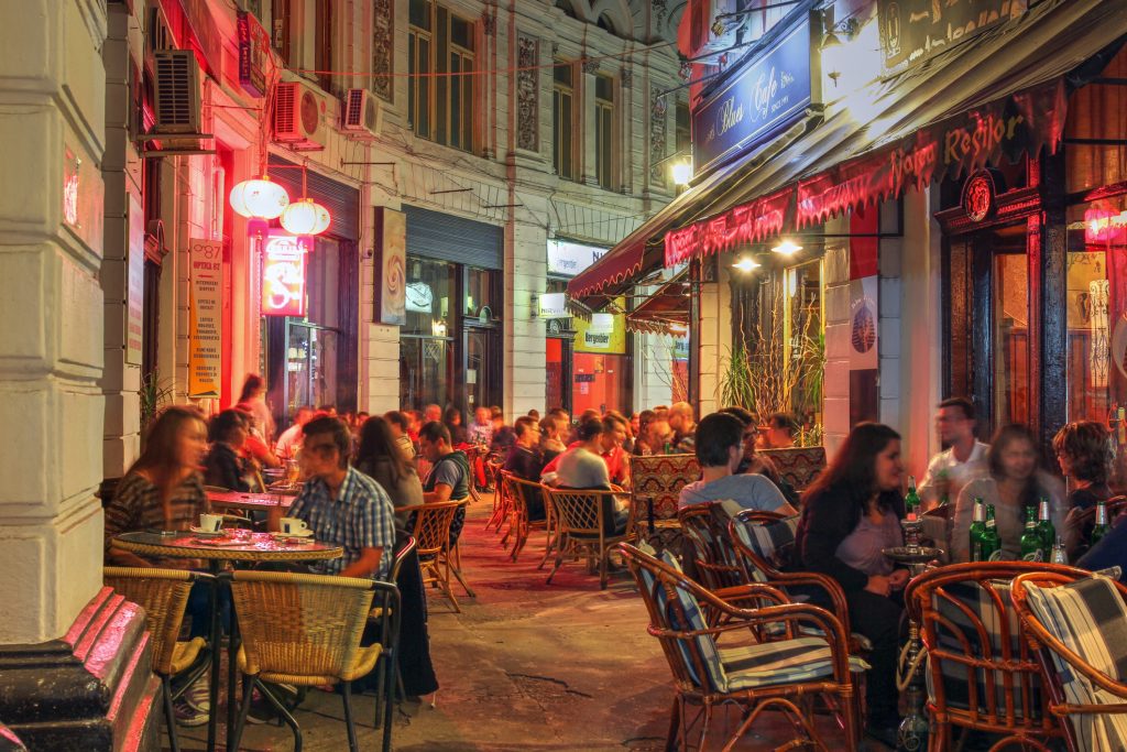Criza energetică: Premierul Bolojan le cere magazinelor și restaurantelor să facă economie, dar statul le amendează dacă nu țin frigiderele pornite