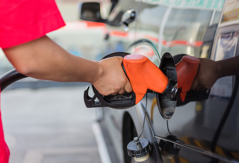 Mașină electrică sau benzină: care este cea mai avantajoasă în 2026?