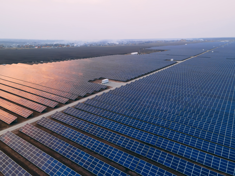 România rămâne în urmă în cursa pentru energiile regenerabile. Cel mai mare parc solar din UE poate salva situația