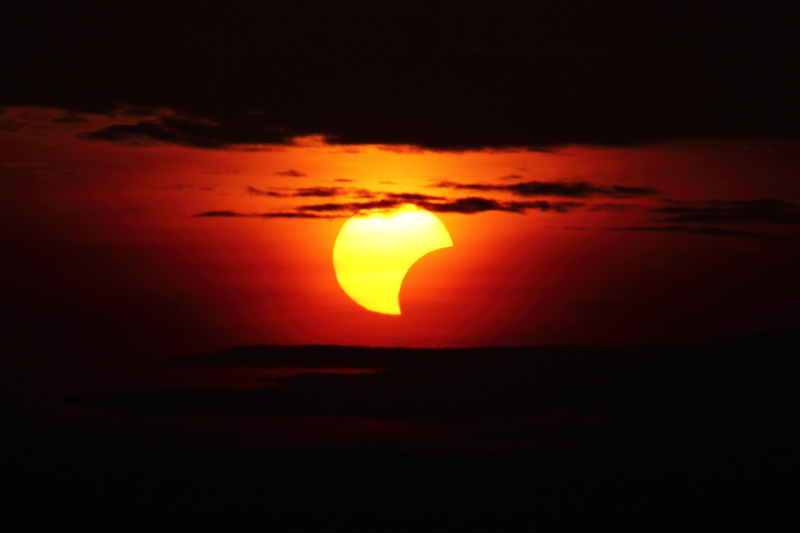 FOTO: Primele imagini spectaculoase ale eclipsei de Soare din România
