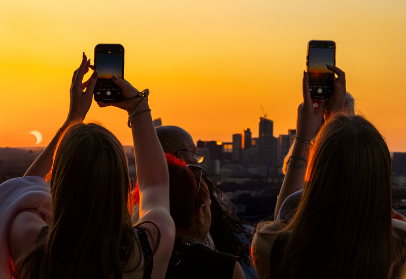 Cum poate Soarele să îți ardă camera telefonului în timpul eclipsei din 12 august. Ce trebuie să știi