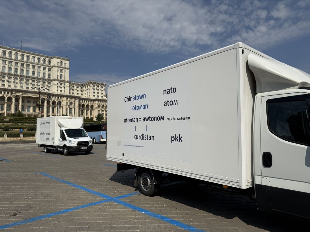 Dube cu mesaje conspiraționiste, în fața Palatului Parlamentului. Sunt finanțate de „mogulul cafelei din România” 