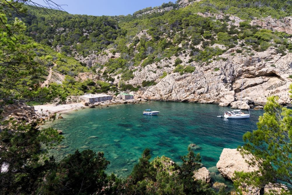 Descoperă 7 plaje liniștite pe care nu poți rata în Ibiza