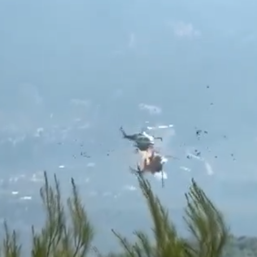 Două elicoptere de stingere a incendiilor s-au ciocnit în aer, în Grecia. Imagini cu momentul accidentului / Doi morți, un danez și un grec