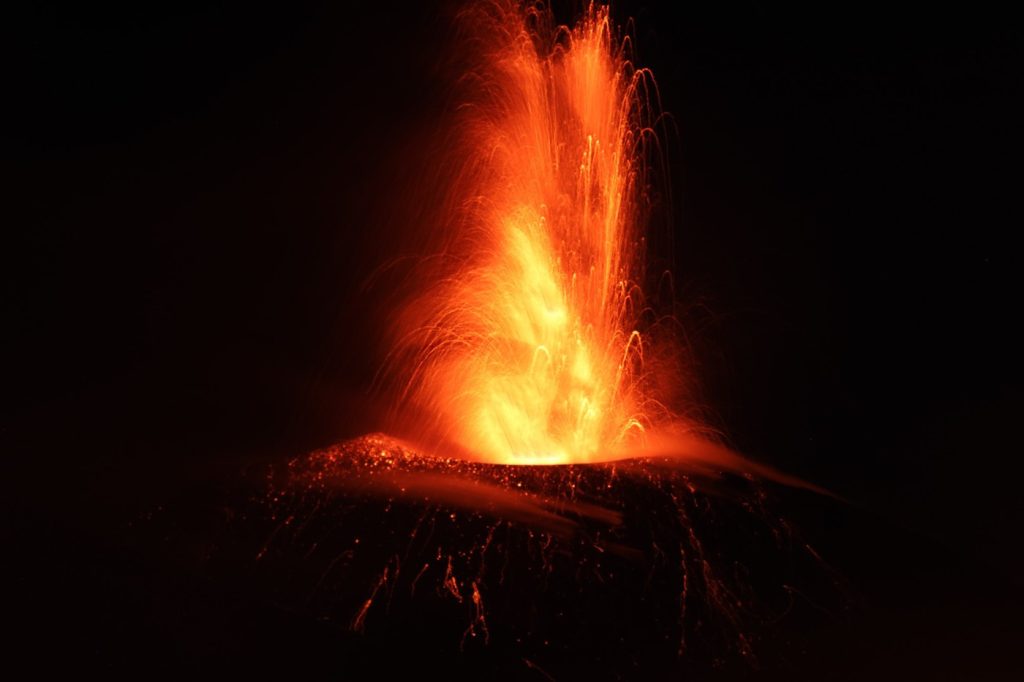 VIDEO: Zboruri suspendate din nou la Catania din cauza erupției Etna