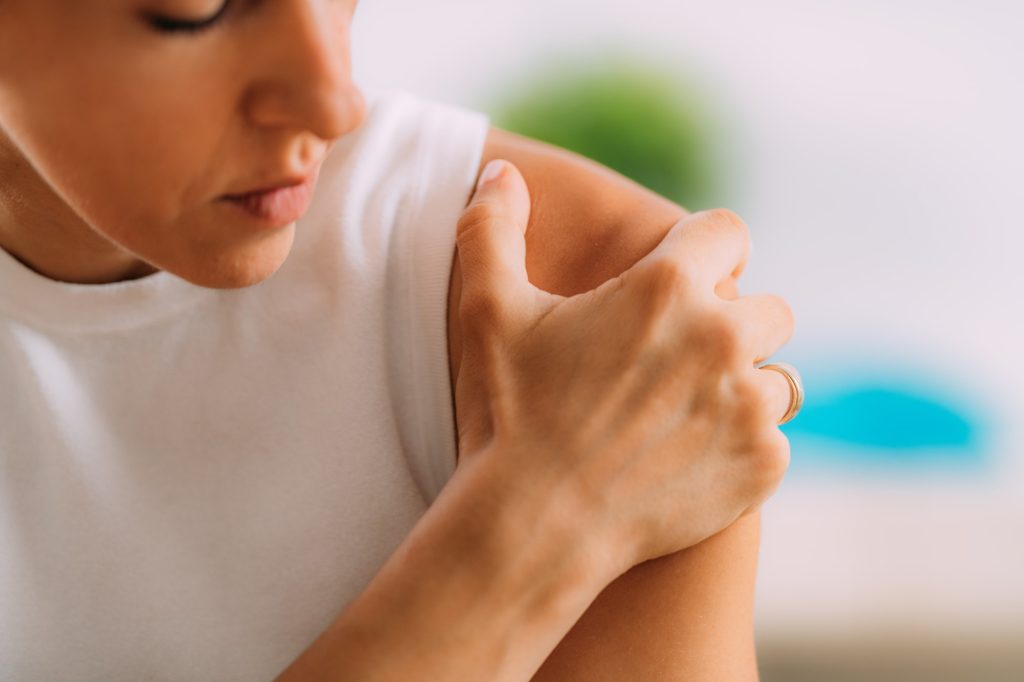 Durerea la perimenopauză: semnul ce poate semnala „umărul înghețat”