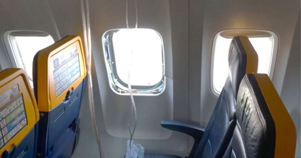 Primele concluzii despre incidentul în care un pasager era să fie aspirat pe geam în timpul unui zbor Ryanair