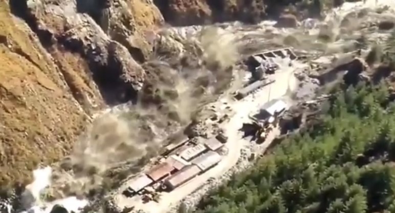 VIDEO Viitură uriașă în Nepal și Tibet: cel puțin opt morți și aproape 400 de turiști dați dispăruți