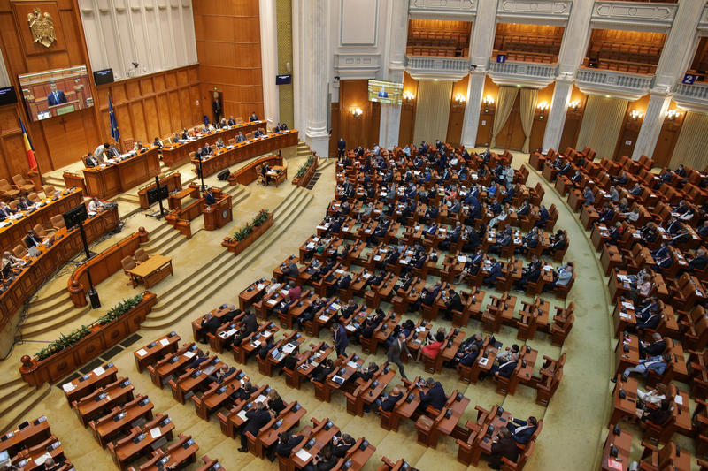 Scoaterea angajaților statului din consiliile locale. Care este soluția găsită de parlamentari să-și repare eroarea