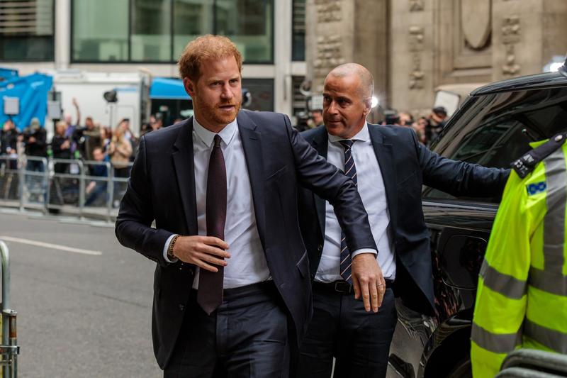 Prințul Harry și Elton John obligați să plătească 13 milioane de dolari după ce au pierdut procesul cu Daily Mail 