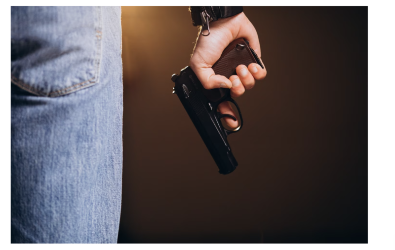 Procurorul care a tras cu pistolul la terasa unui local a fost lăsat în libertate de Curtea de Apel din Alba-Iulia