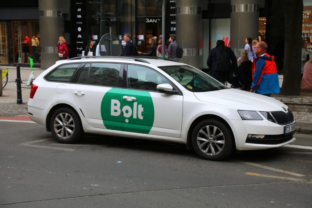Comodat și la mașini taxi, după model Uber – Bolt. Consiliul Concurenței recomandă: Mașinile în comodat ar trebui să poată fi utilizate și de taximetriști