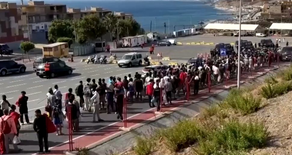 Sute de migranți sunt relocați în zori de pe plajă la Ceuta