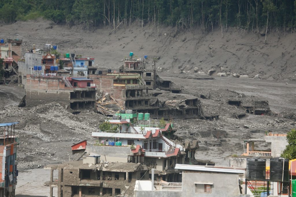 Ghețarul prăbușit care a provocat un cutremur de 5,2, cauza inundațiilor devastatoare din Nepal și Tibet. Sate „șterse de pe hartă”, numărul morților crește