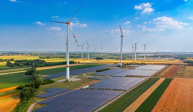 Șapte proiecte eoliene și fotovoltaice de 2.300 MW au fost avizate în cinci județe în plină criză energetică