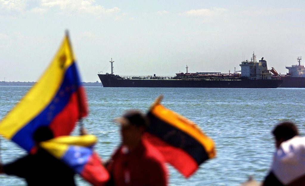 Venezuela vinde petrol mai repede decât poate livra din porturi
