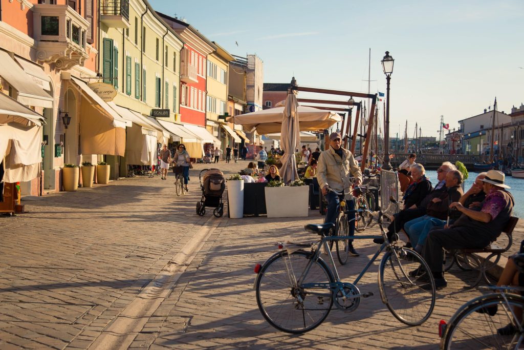 Un popular oraș turistic din Italia interzice bicicletele în centrul istoric după un accident al primarului