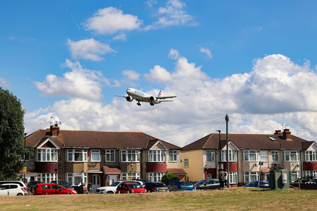 Cearta aeroporturilor din Marea Britanie: Gatwick contra Heathrow pe tema caselor din jur