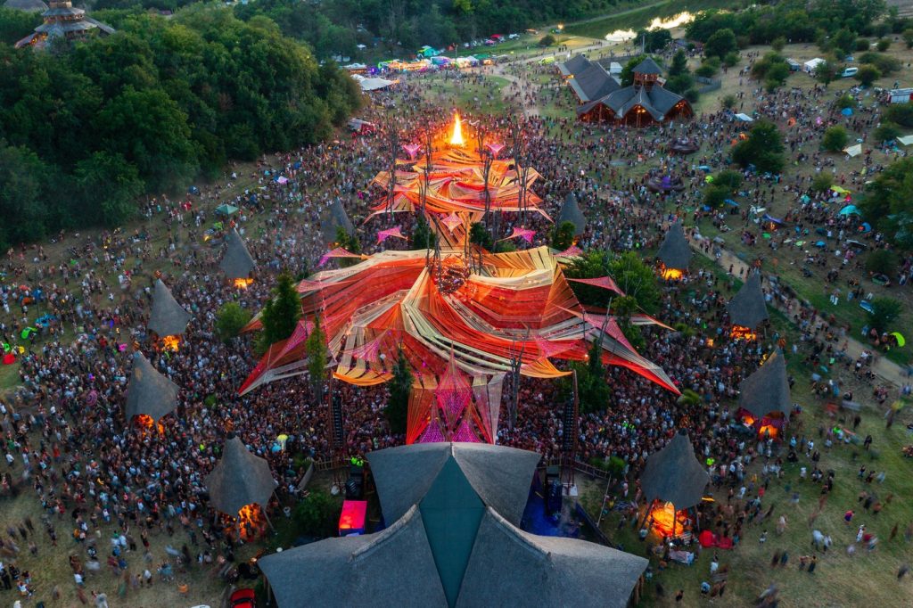 Un renumit festival de trance psihedelic din Ungaria, oprit după ce doi oameni au murit
