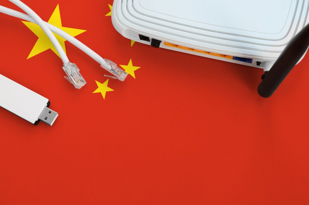 Routere chinezești vândute la nivel mondial au o „portiță de acces” ascunsă ce comunică automat la 35 de secunde / Un model întâlnit și în România, acuzat în SUA