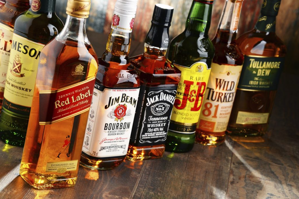 Zeci de mii de sticle de whisky și vodcă, ale celui mai mare producător de băuturi alcoolice, confiscate din cauză că nu aveau simbolul PET reciclat