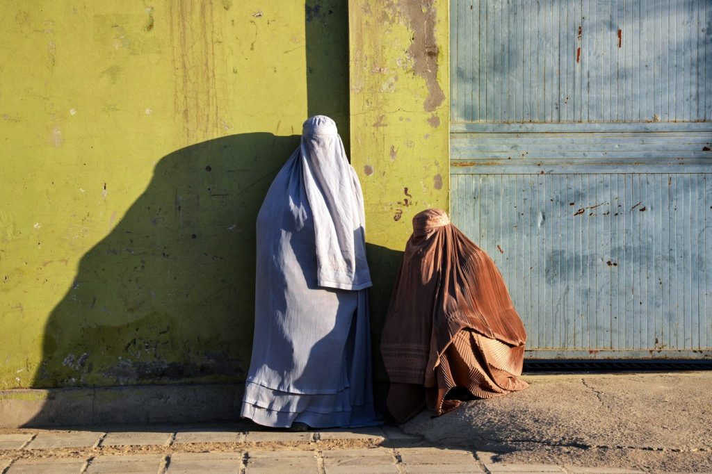 Jumătate din femeile din Afganistan au ajuns să nu mai iasă din case aproape deloc de teama talibanilor