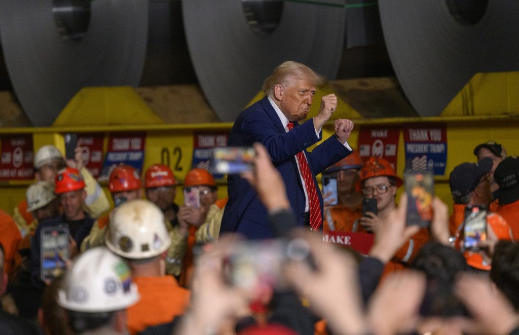 Trump confruntă creșterea încrederii americane în democrați la economie