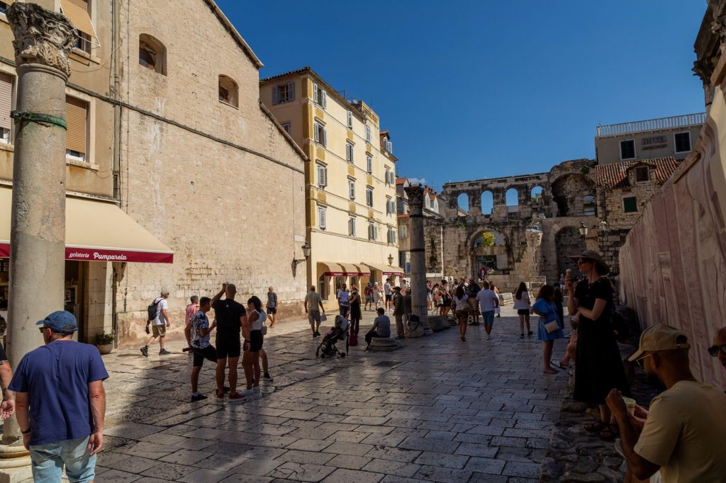 Măsură împotriva „turismului de beție” într-un oraș din Croația. Autoritățile sunt exasperate de turiștii care urinează pe monumente