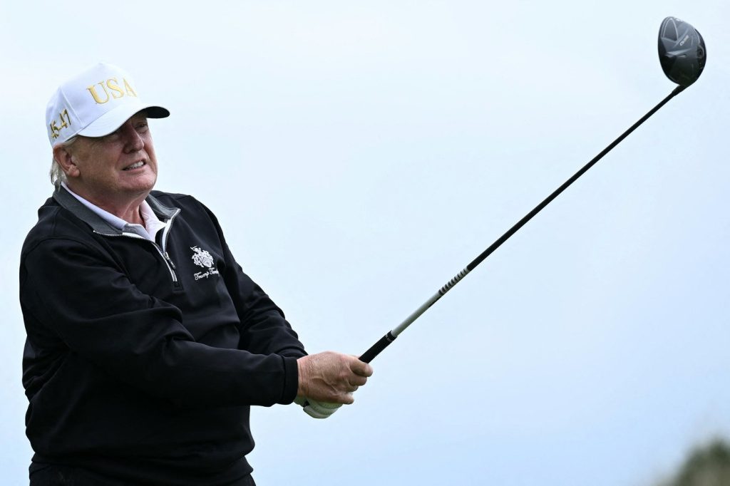 Donald Trump călătorește în Europa pentru turneu la clubul său de golf
