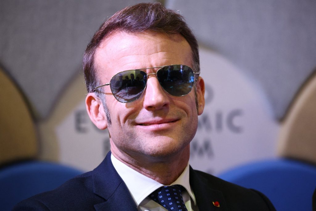 Emmanuel Macron pe jet-ski: „Când țara arde, președintele se distrează”