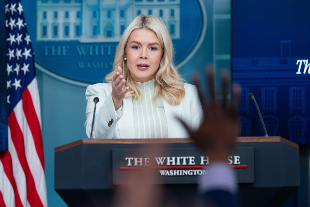 Donald Trump anunță plecarea purtătoarei sale de cuvânt, Karoline Leavitt, cea mai tânără secretară de presă din istoria Casei Albe