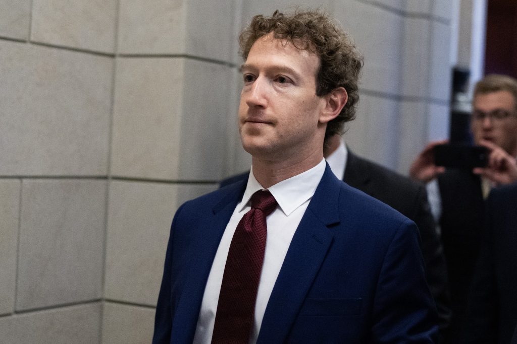 Superiahtul lui Mark Zuckerberg, de 300.000.000 de dolari, a refuzat să ajute o mică barcă blocată în apele din Alaska