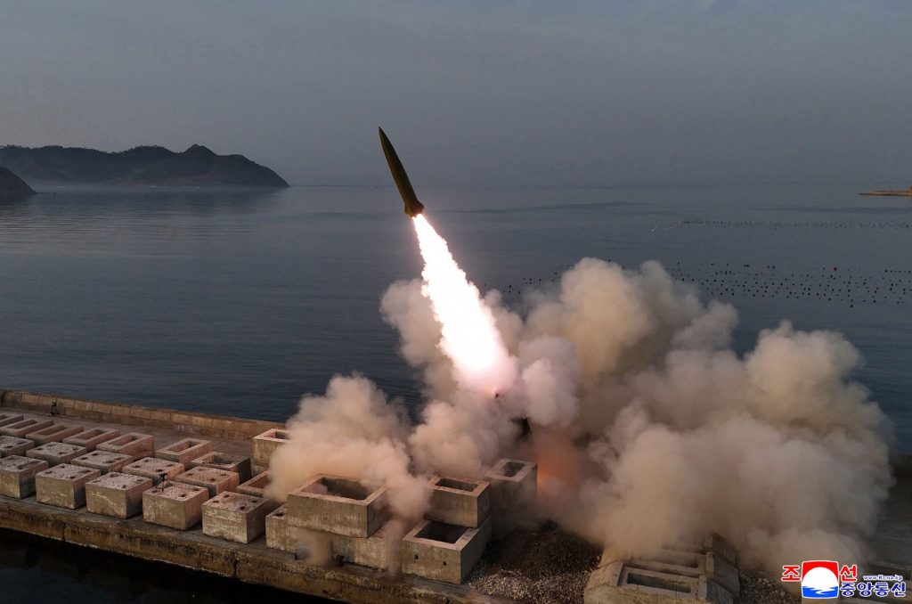 Trump anunță că se va întâlni cu un lider care deține arme nucleare „foarte puternice” și, într-un gest neobișnuit, dezvăluie numărul acestora