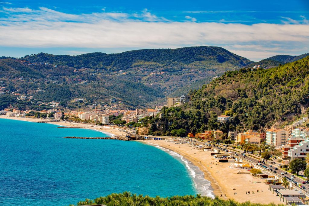 „Războiul sfânt” pentru o fâșie de plajă de pe Riviera Italiană, între măicuțe și autorități, după implementarea unei directive UE