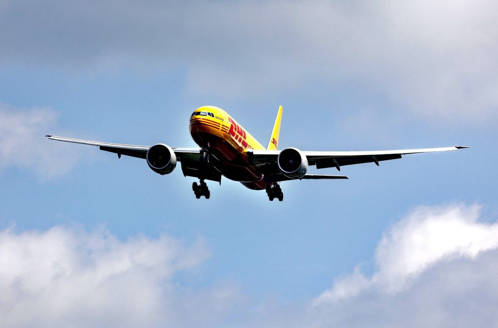 Mister în Germania, după ce un avion DHL s-a lovit de un obiect necunoscut și a fost forțat să aterizeze de urgență