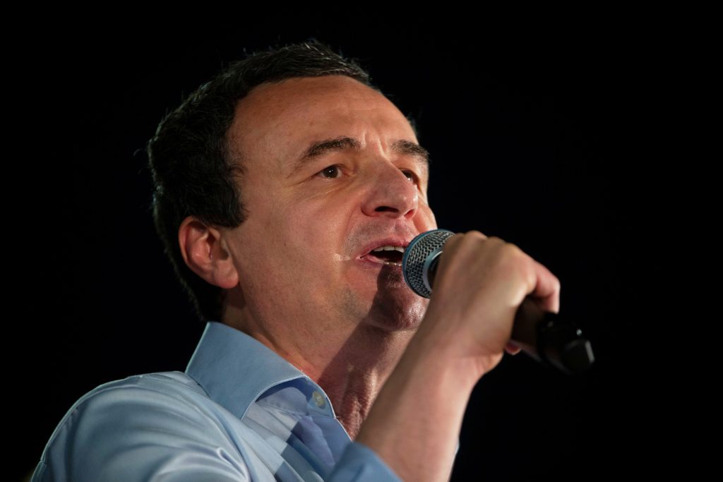 Premierul Albin Kurti atacat cu ouă de parlamentară în Kosovo