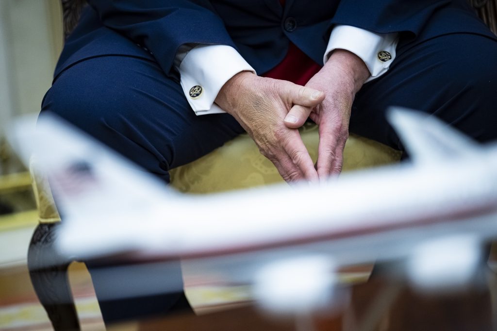 Un inel încrustat cu 321 de diamante, primit cadou, începe să ridice întrebări despre decizia lui Trump privind taxe vamale de 0% aplicată unei țări UE
