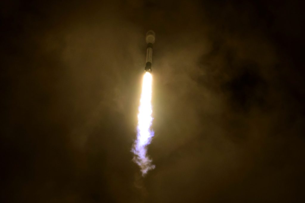 SpaceX rachetă scăpată se va izbi de Lună la 8.700 km/h