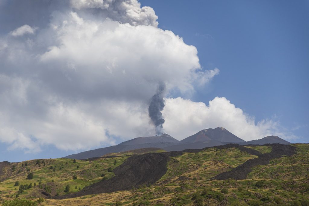 Alertă MAE Sicilia: Etna intrat în fază de alarmă, risc trafic aerian