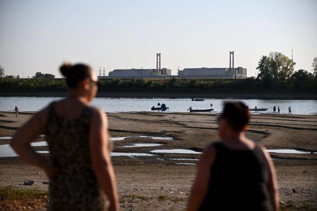 Secetă pe Dunăre, probleme și în Ungaria: Centrala care generează jumătate din energia țării vecine, oprită. Anunțul lui Peter Magyar