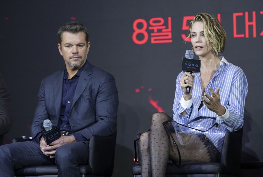 FOTO. O fustă transparentă purtată de Charlize Theron la o conferință de presă provoacă atenția presei americane