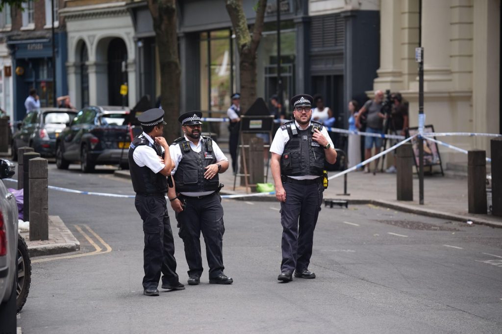 Femeie atacă cu foarfecele la Londra: Patru bărbați răniți