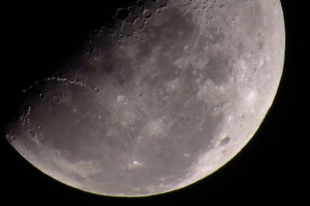 NASA dezvăluie imagini cu craterul lăsat de racheta SpaceX pe Lună, după impactul la 8.700 km/h