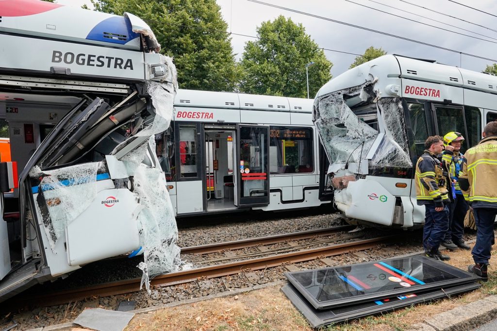 Zece persoane grav rănite după ciocnirea tramvaielor în Germania