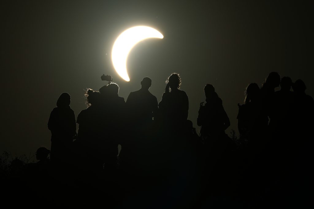 VIDEO Eclipsa de soare din 12 august a traversat Europa. Momentul când a atins faza de totalitate / Orașele din România în care s-a văzut cel mai bine – HARTĂ
